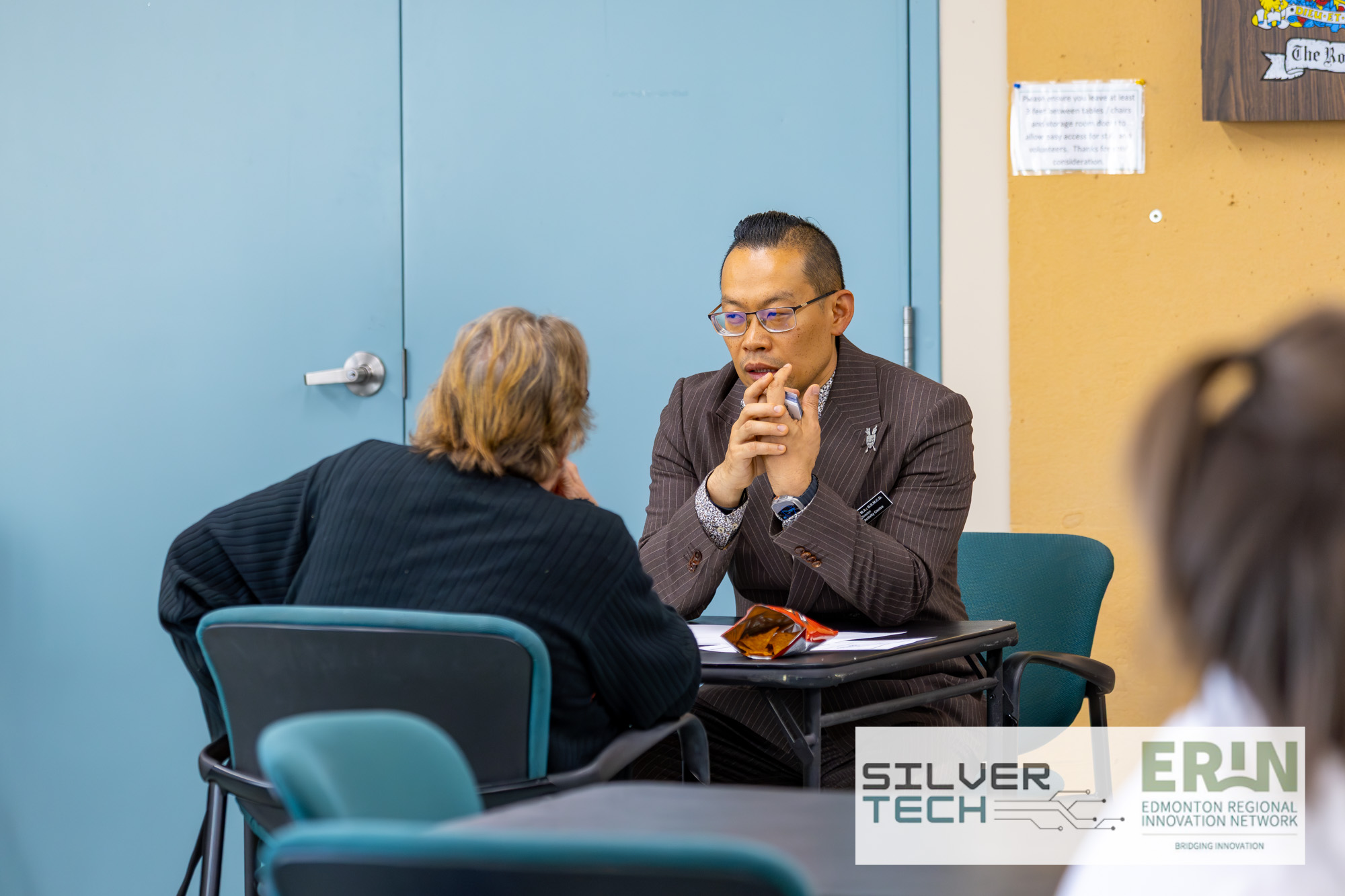 One-on-one conversation between an exhibitor and an attendee at the SilverTech Summit